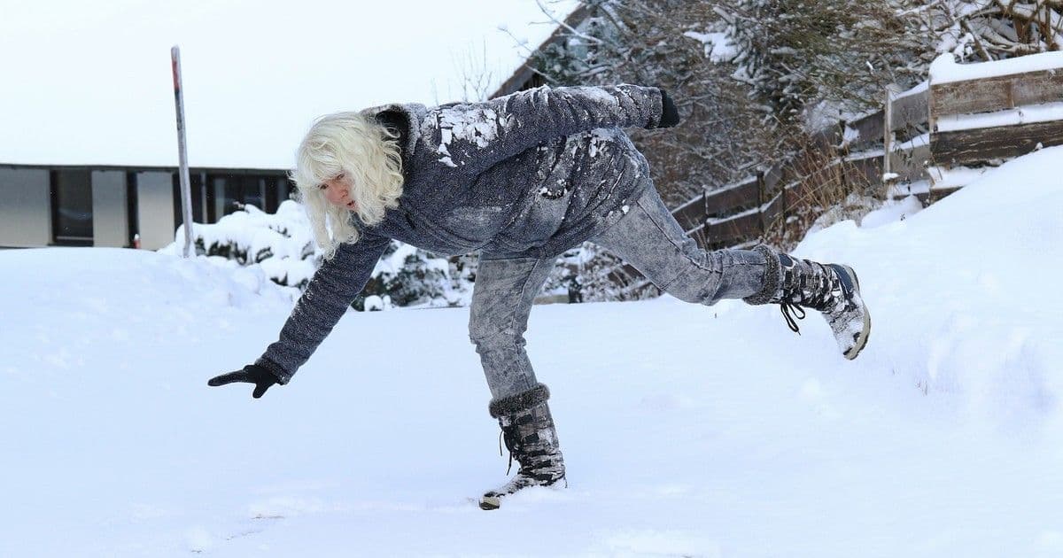 Fagyveszély a küszöbön: 7 szóróanyag, amivel elkerülheted a csúszós járdákat