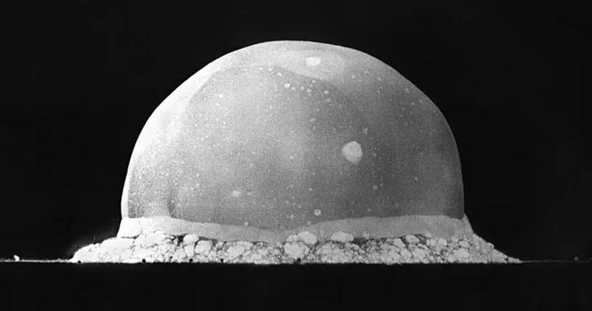 Fényes hajnal: Az első nukleáris robbanás titkai Los Alamos felett