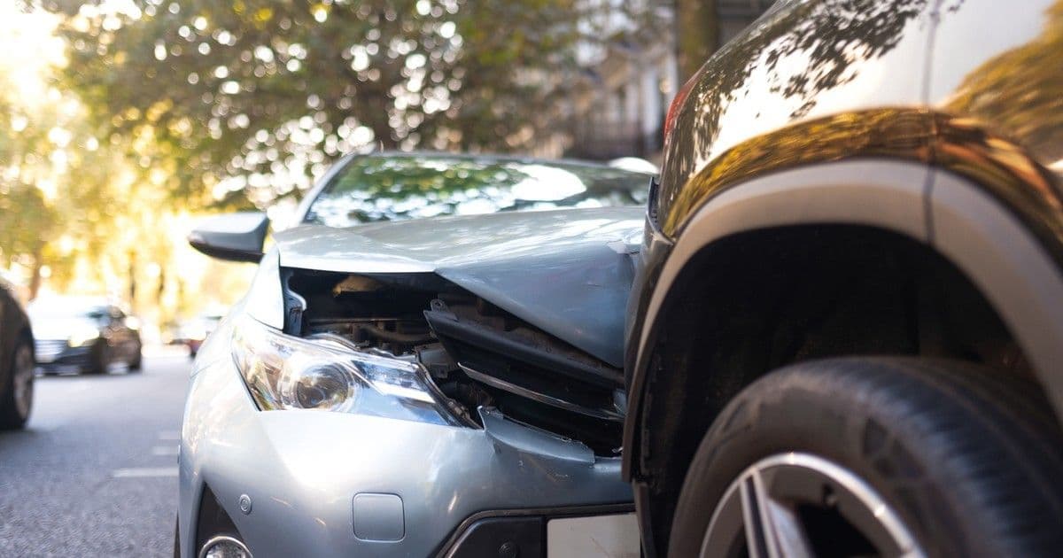 Drámai ütközés a Balatonnál: két autó az árokban landolt!