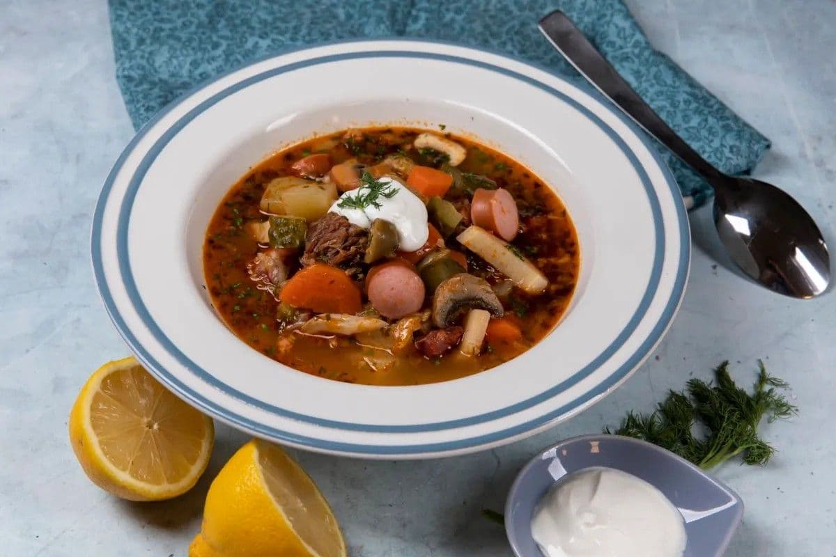 Fedezd fel a szoljanka titkát: Az orosz konyha csodája, ami felmelegít!