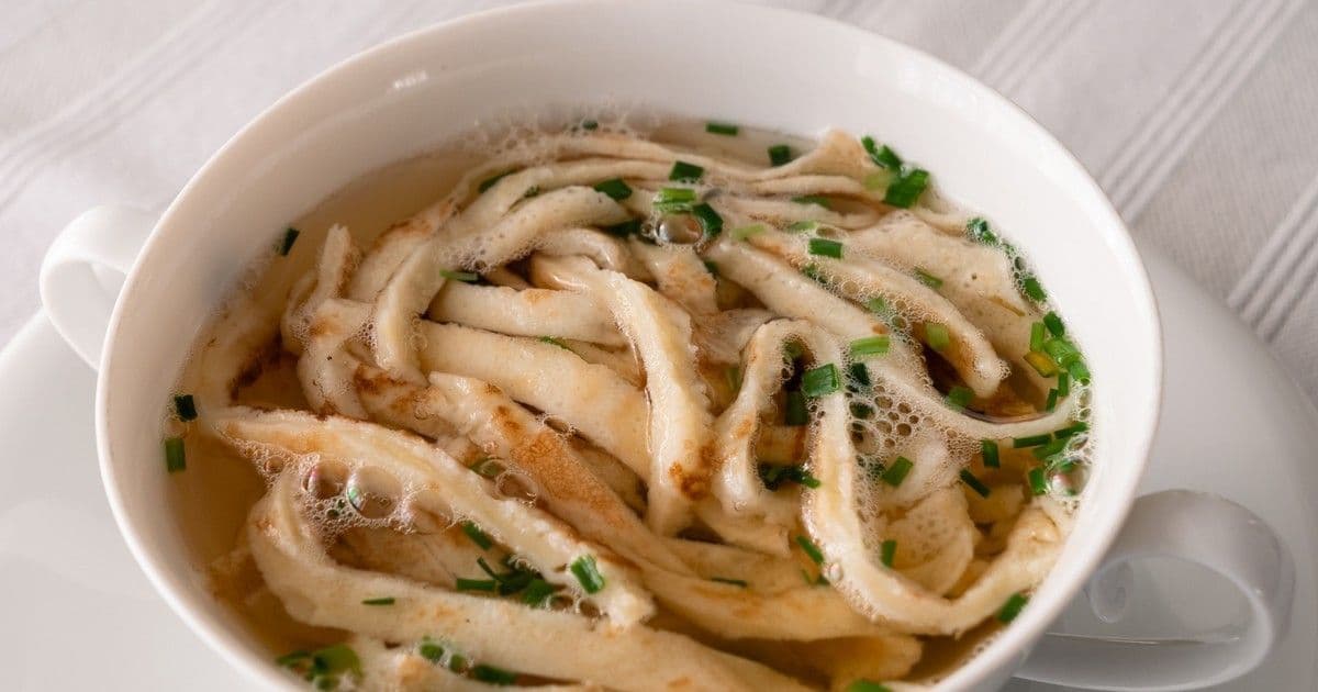 Így varázsolják az osztrákok a húslevest fejedelmi lakomává: a palacsintametélt titka