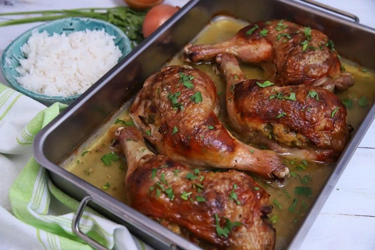 Felejtsd el a hagyományos vasárnapi ebédet: szalonnával töltött csirkecombok hódítanak!