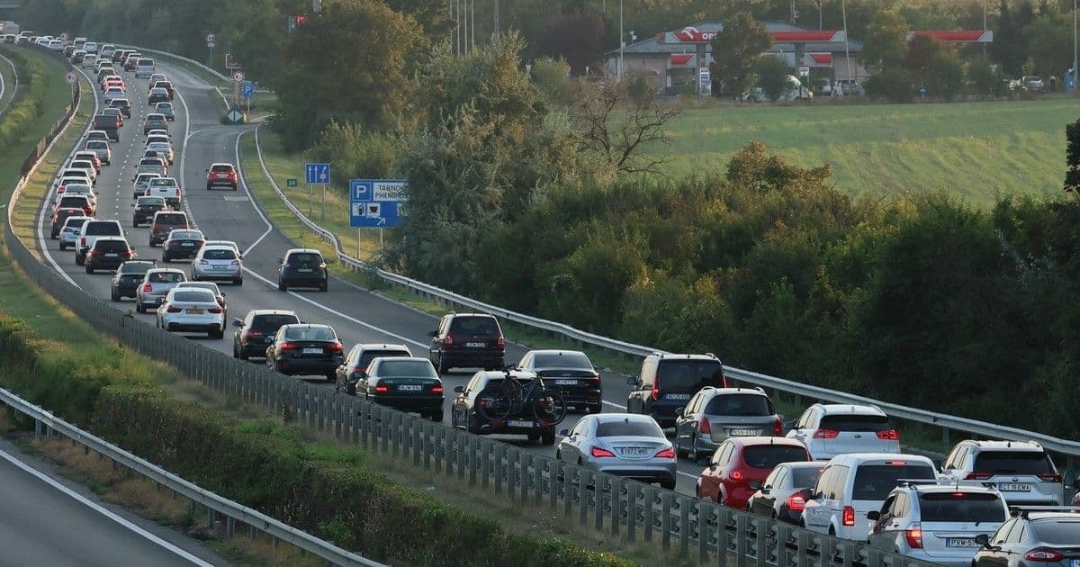 Tűzvész az M3-ason: Drámai percek a lángoló kisteherautónál!