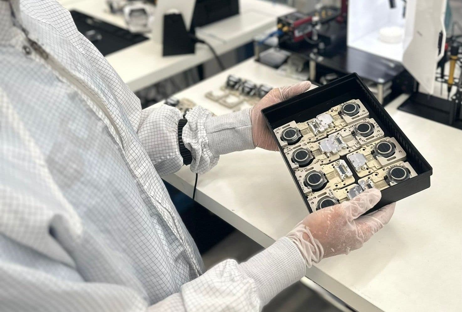 Elon Musk vállalata megkapta az engedélyt, hogy chipeket ültessen az emberek agyába