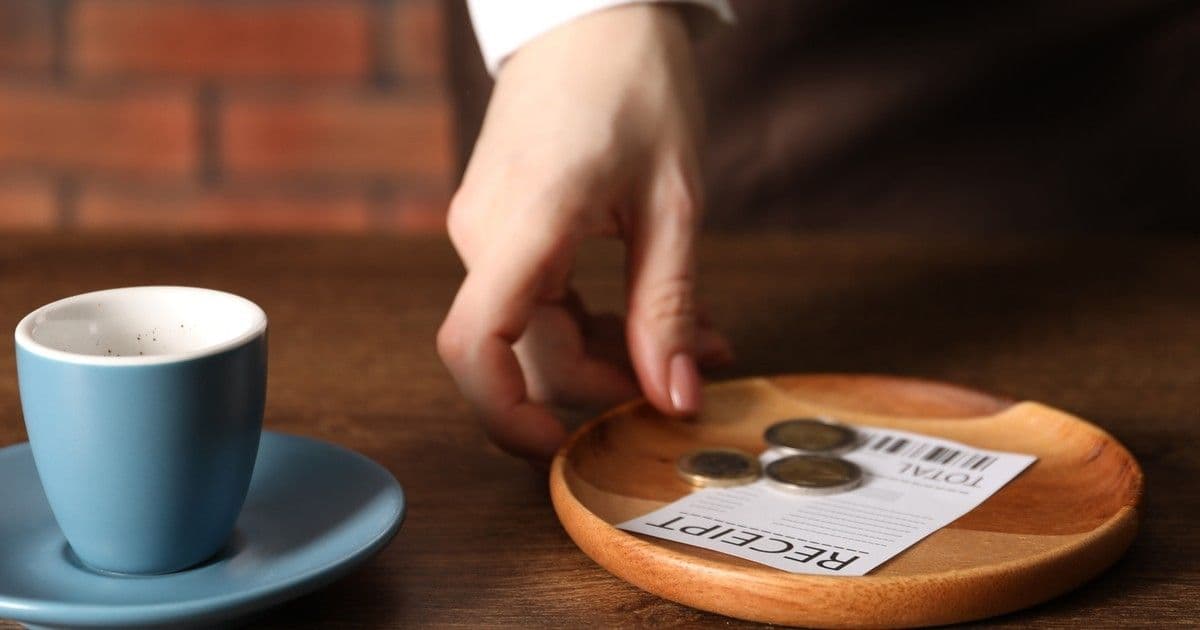 NAV bejelentés: Így változik a borravaló szabályozása 2026-tól!