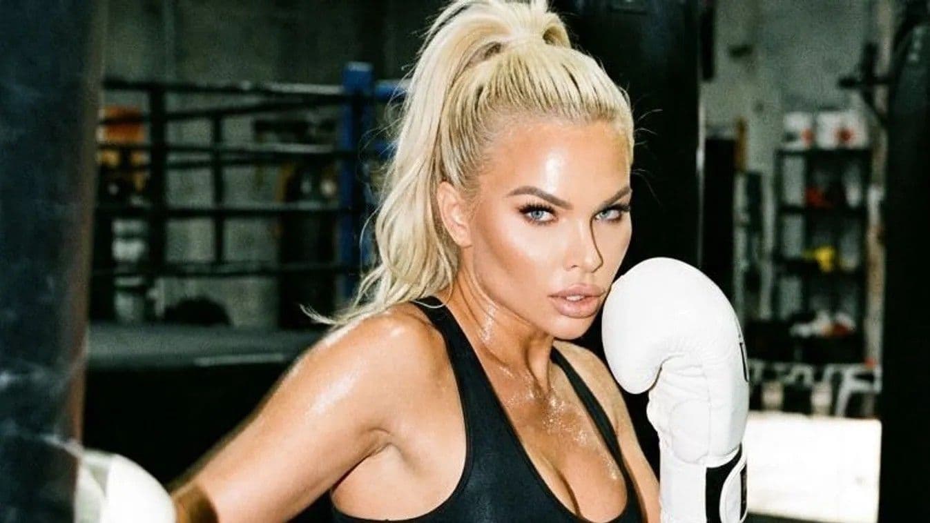 Playboy-modell a padlón: a csillogásból az utcára került!