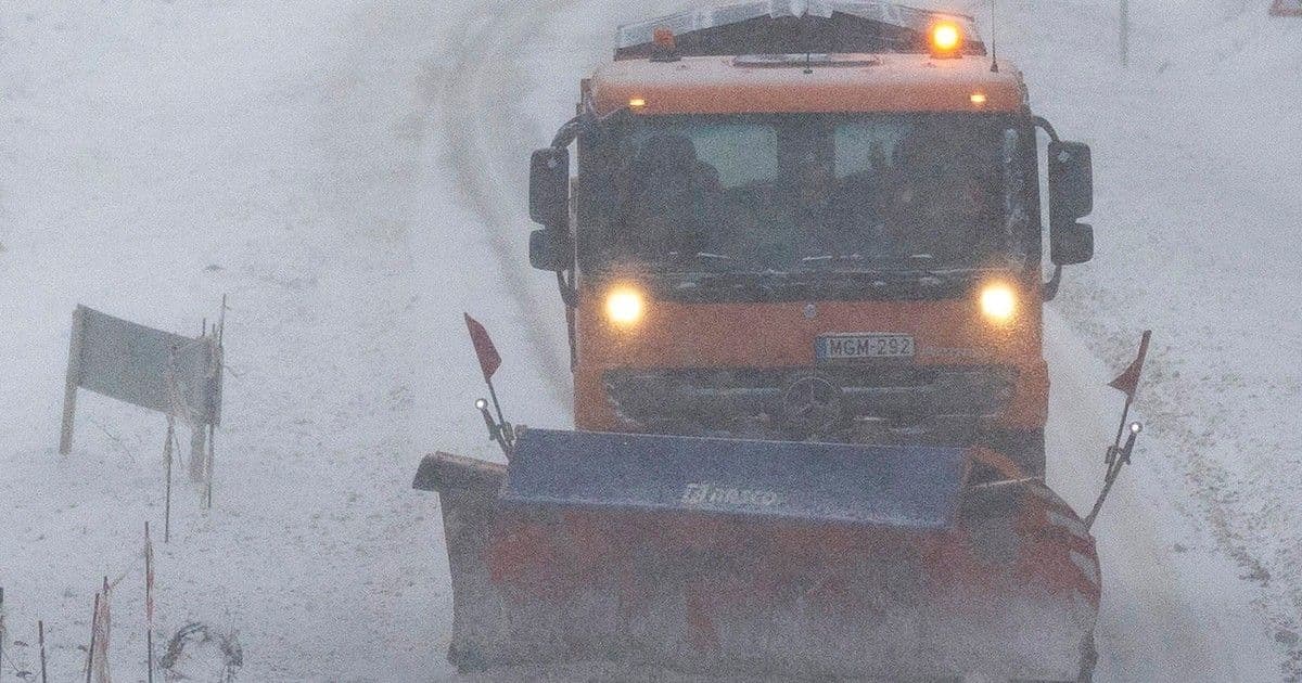 Káosz az M1-esen: Hó fogságában a kamionok, mit tehetnek az autósok?