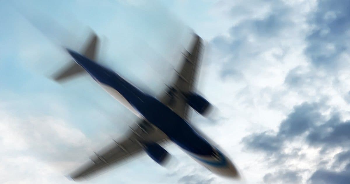 Most érkezett! Lakóházakba csapódott egy repülőgép