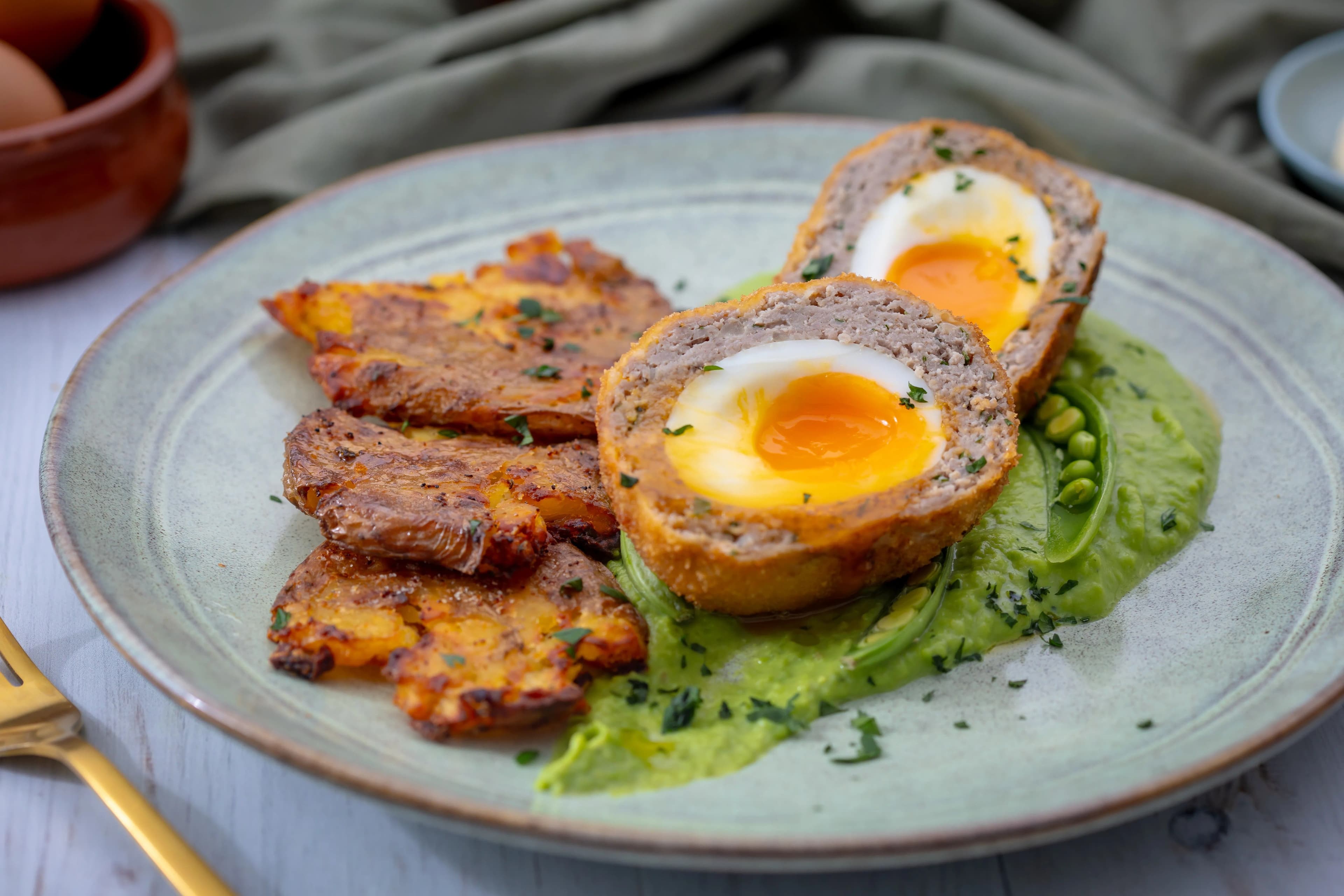 Skót tojás titka: Így lesz tökéletesen lágy a sárgája!