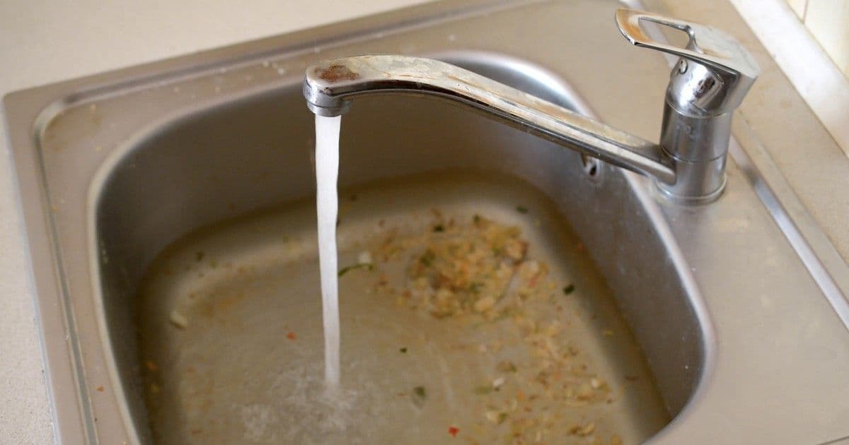 Felejtsd el az ecetet és a szódabikarbónát: a só-citromlé páros a lefolyók új megmentője!