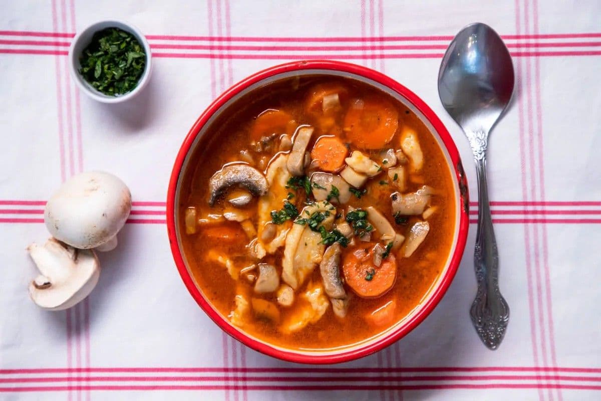 Fenséges gombaleves óriásnokedlivel: A konyha titkos fegyvere!