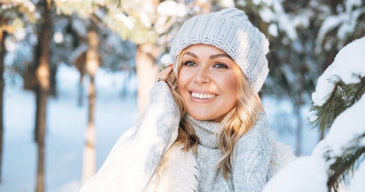 5 zseniális trükk, hogy a sapka alatt is friss maradjon a hajad!