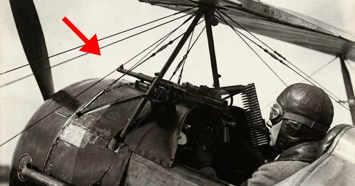 A repülőgépek géppuskáinak titka: Hogyan kerülik el a légcsavart?