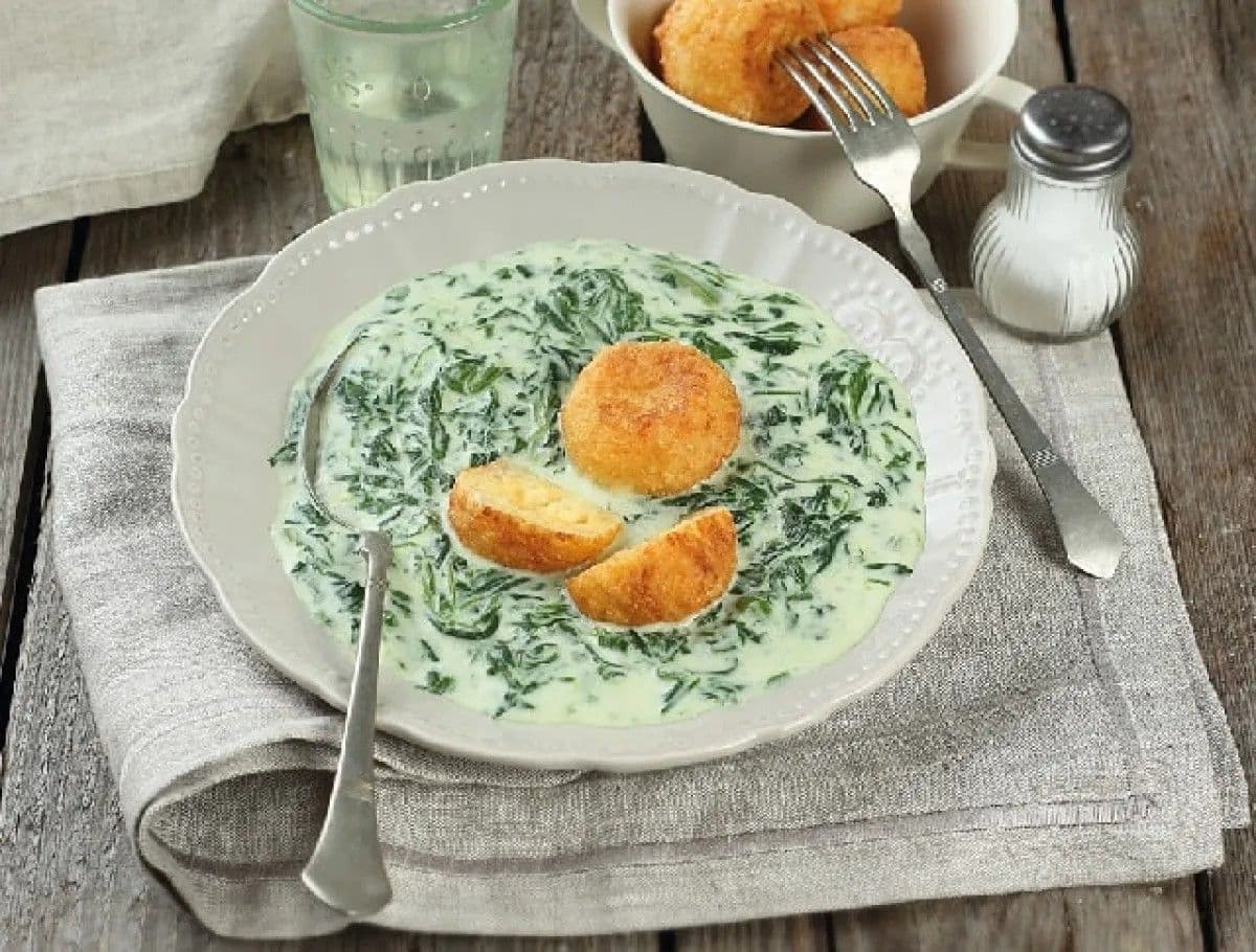 Főzz úgy, mint egy profi: tejszínes spenótfőzelék sajtgolyóval - a család kedvence lesz!