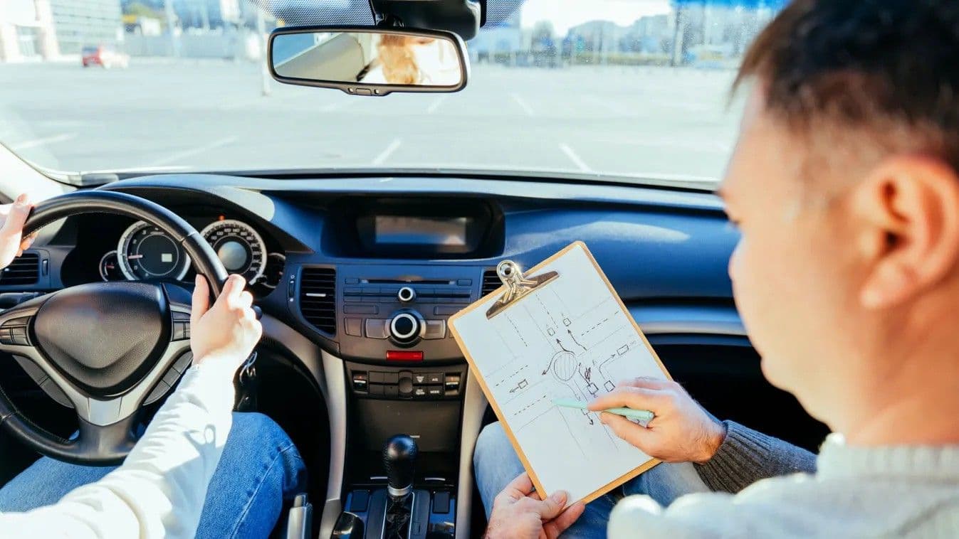 KRESZ kvíz, hogy elkerüld a büntetéseket – Vajon hány kérdésre tudod a helyes választ?